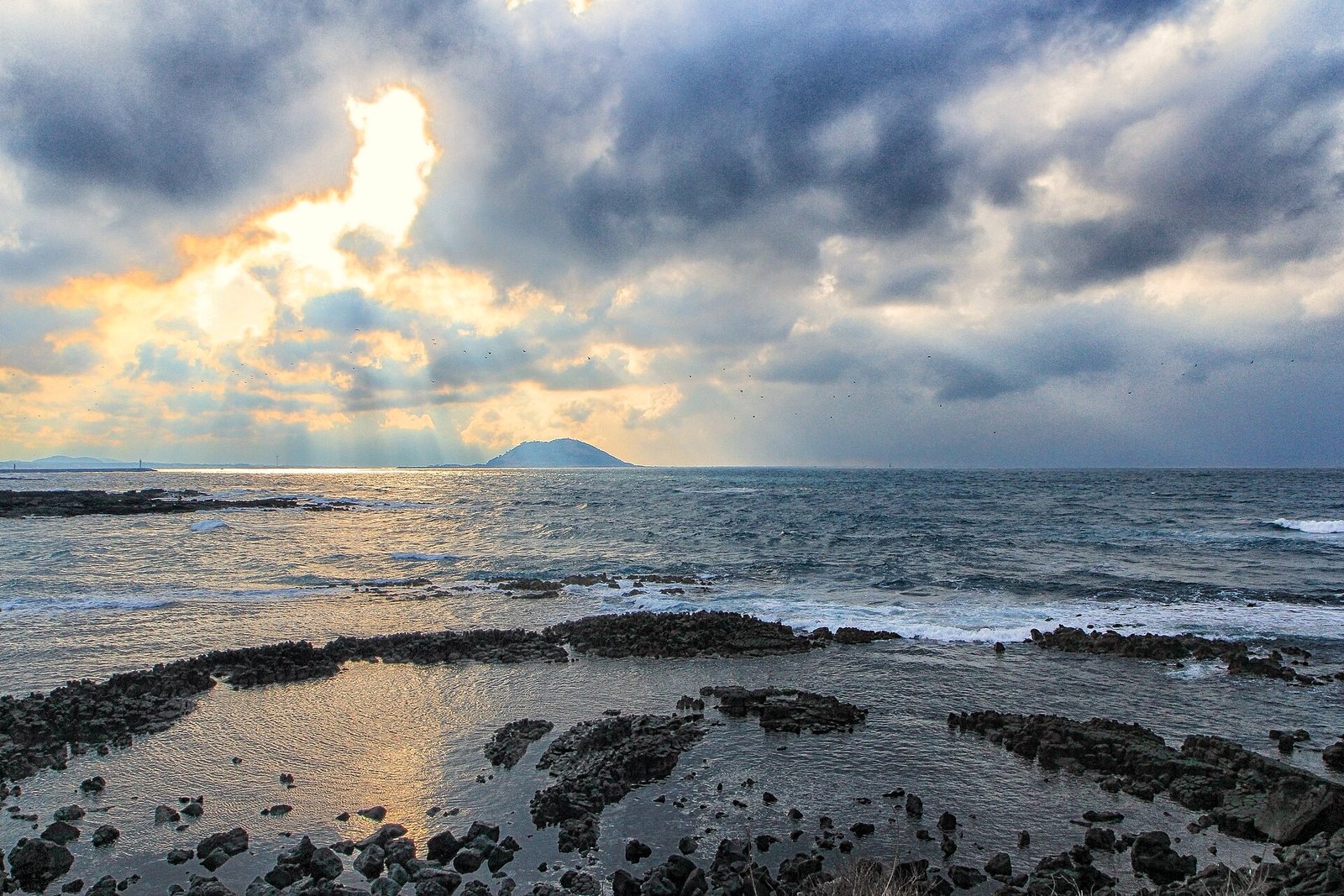 從濟州翰林海岸遠眺飛揚島火山島輪廓