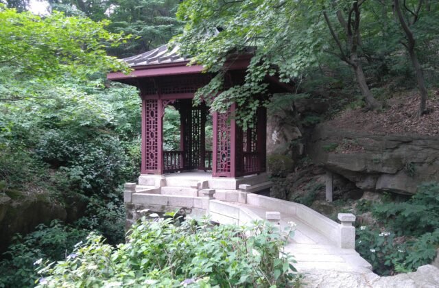 首爾付岩洞石坡亭的中國風亭子流水聲中觀楓樓與石橋