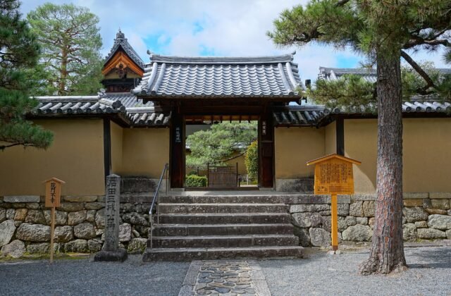 京都大德寺塔頭三玄院的山門與石階