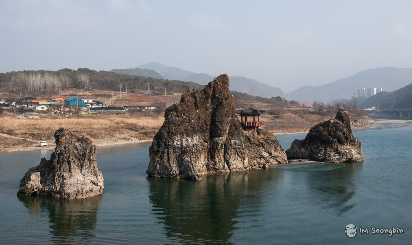 南漢江上的島潭三峰與岩上六角亭