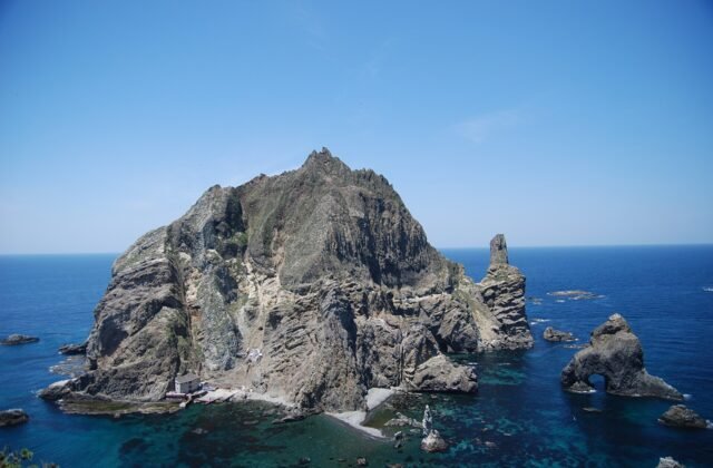 獨島西島的錐形山峰與海岸地形