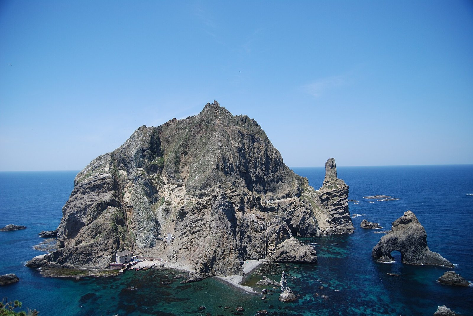 獨島西島的錐形山峰與海岸地形