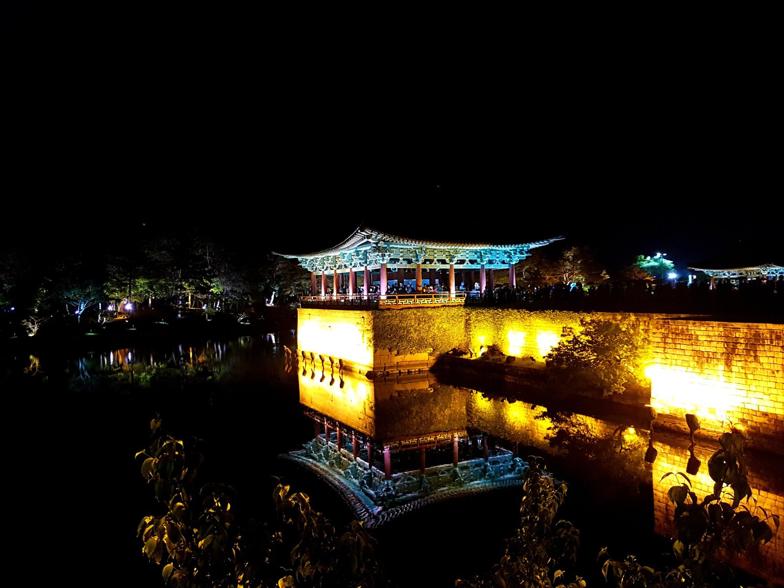 慶州東宮與月池夜間點燈，亭閣倒映池面