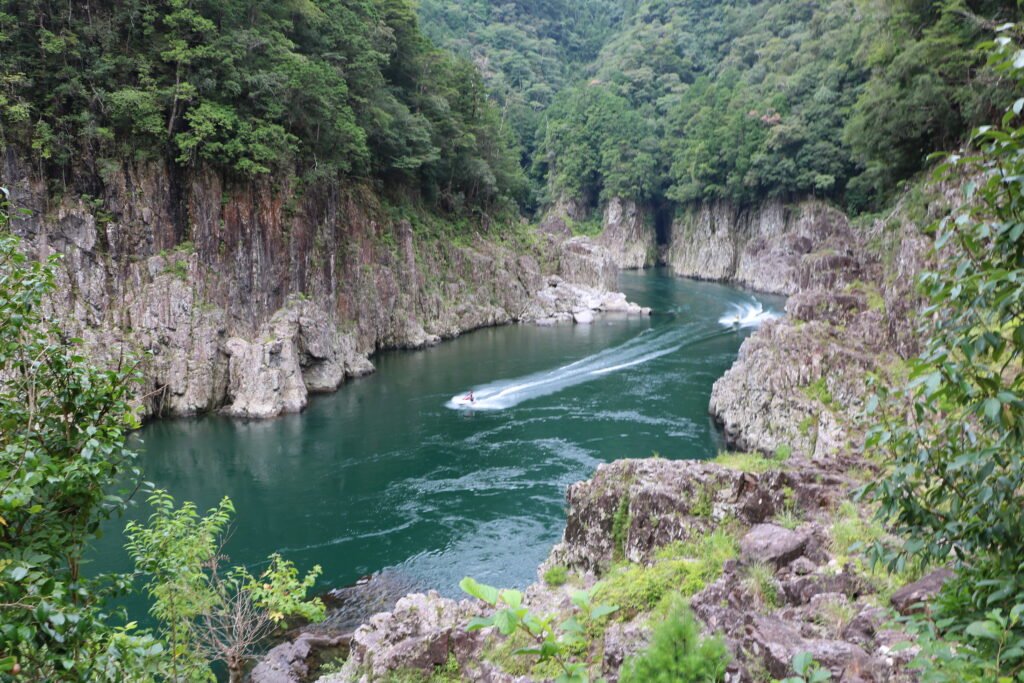 瀞峽溪谷翠綠溪水與斷崖峭壁