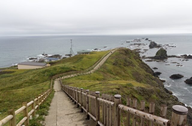 襟裳岬岬角步道延伸入海與岩礁