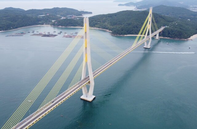 從空中俯瞰連接小鹿島與巨金島的巨金大橋