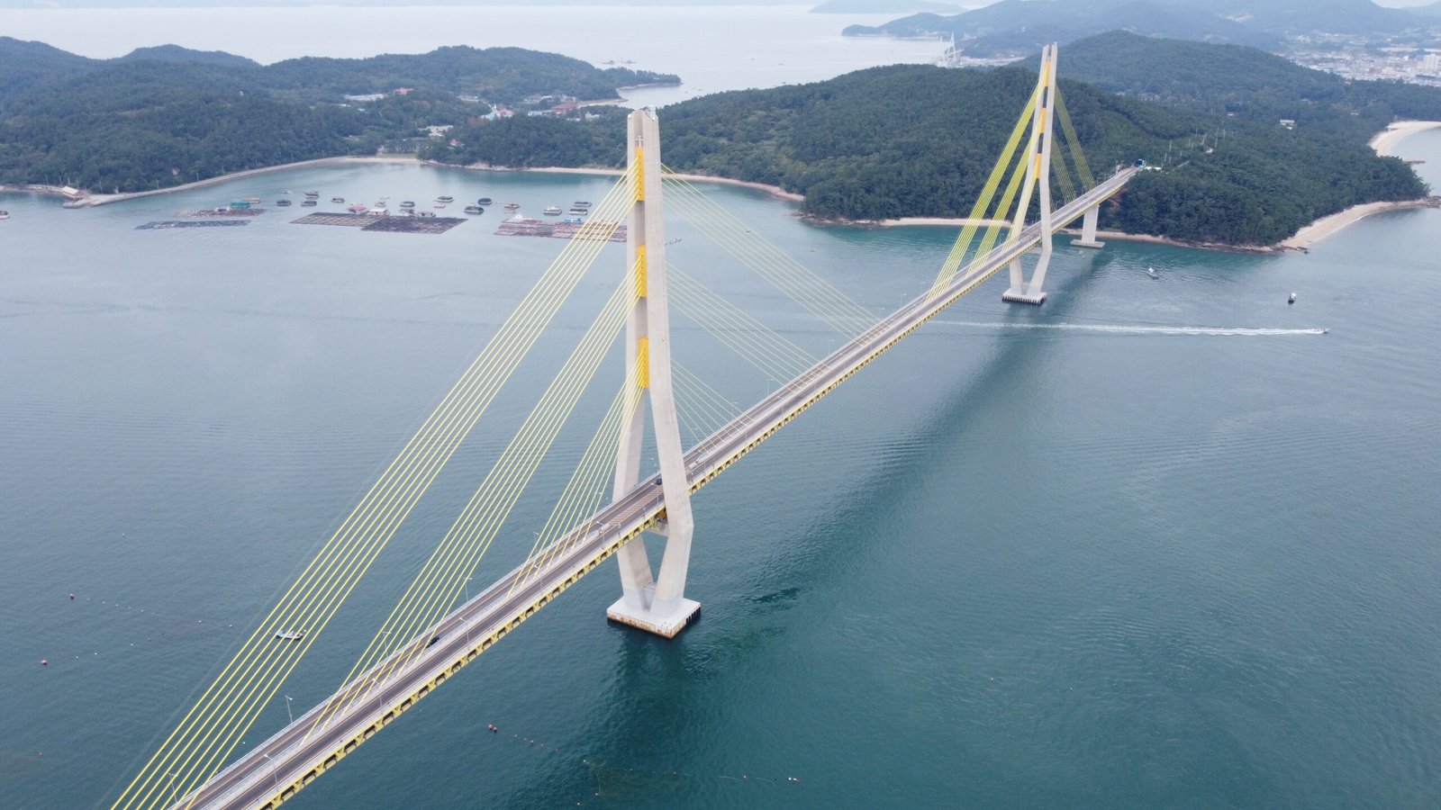 從空中俯瞰連接小鹿島與巨金島的巨金大橋