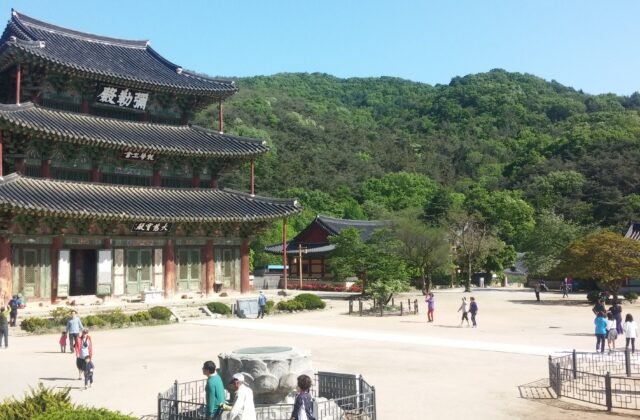 金堤金山寺彌勒殿三層木造佛殿與母岳山
