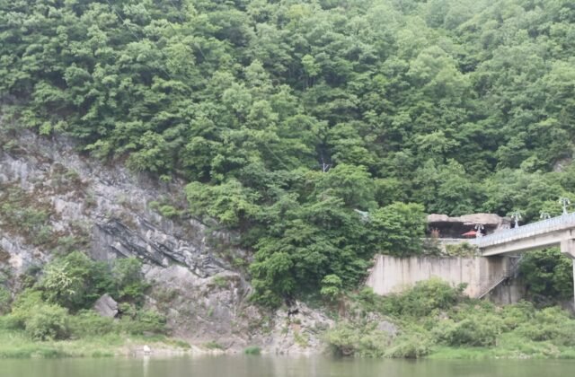 寧越高氏洞窟入口與南漢江畔石灰岩壁