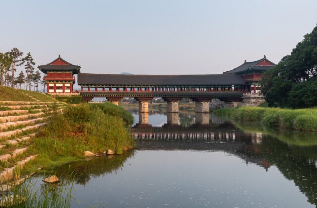 慶州校村南側蚊川上復原的月精橋，夕陽時分倒映水面