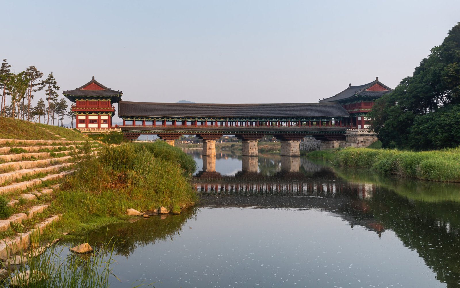 慶州校村南側蚊川上復原的月精橋，夕陽時分倒映水面