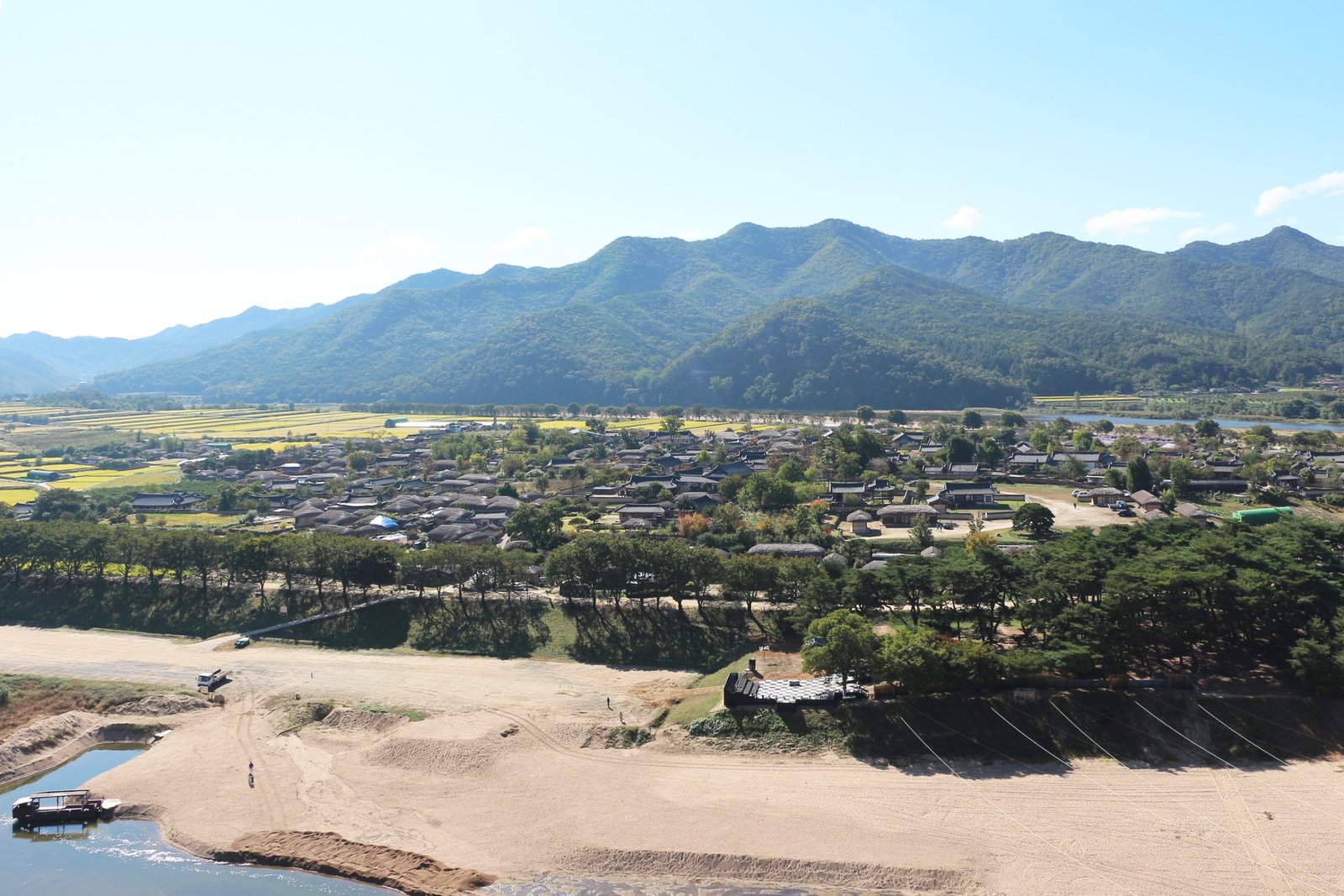 洛東江環抱的安東河回村瓦頂與草屋全景