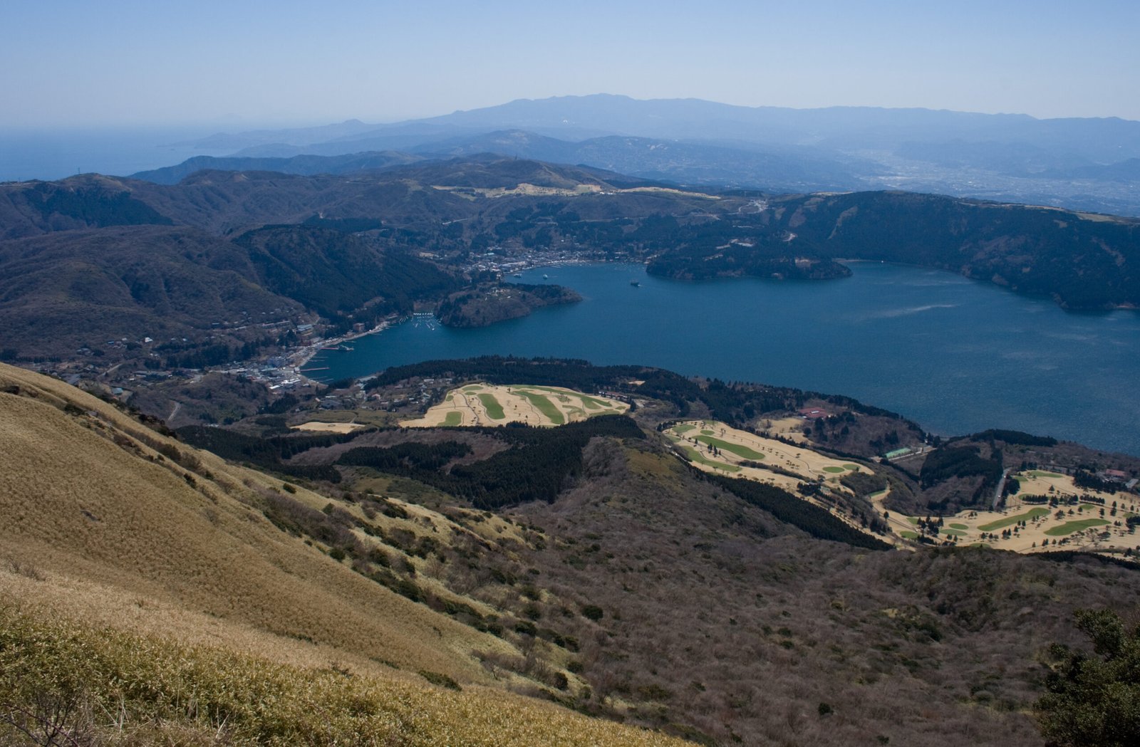從駒岳山頂俯瞰箱根蘆之湖