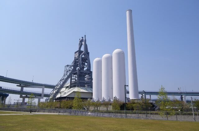 東田第一高爐史跡廣場保存的高爐與1901年紀念牌