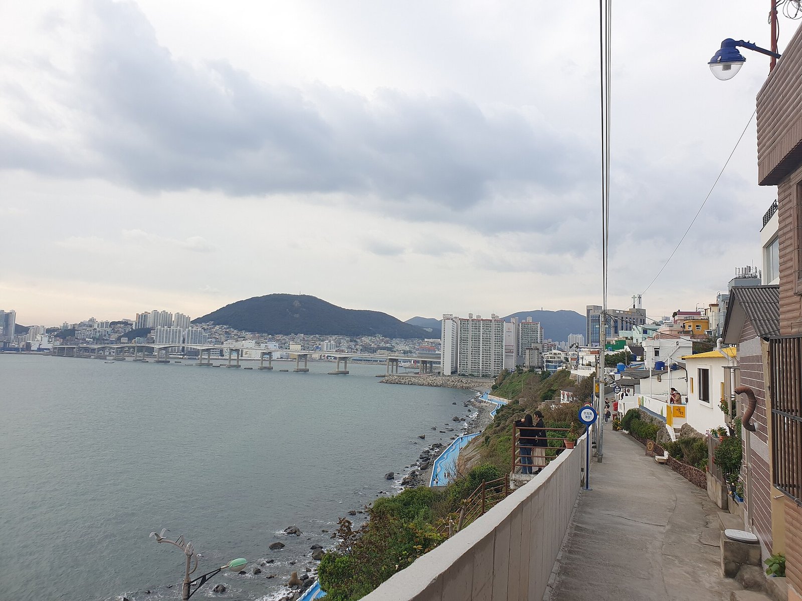 釜山影島白沙村文化村海岸巷弄與市區天際線