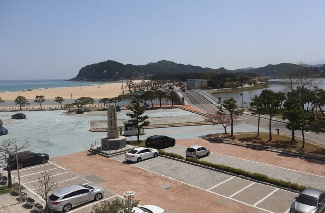 花津浦海水浴場沙灘與潟湖全景
