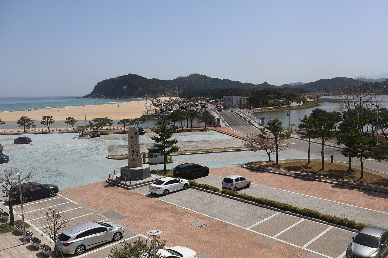 花津浦海水浴場沙灘與潟湖全景