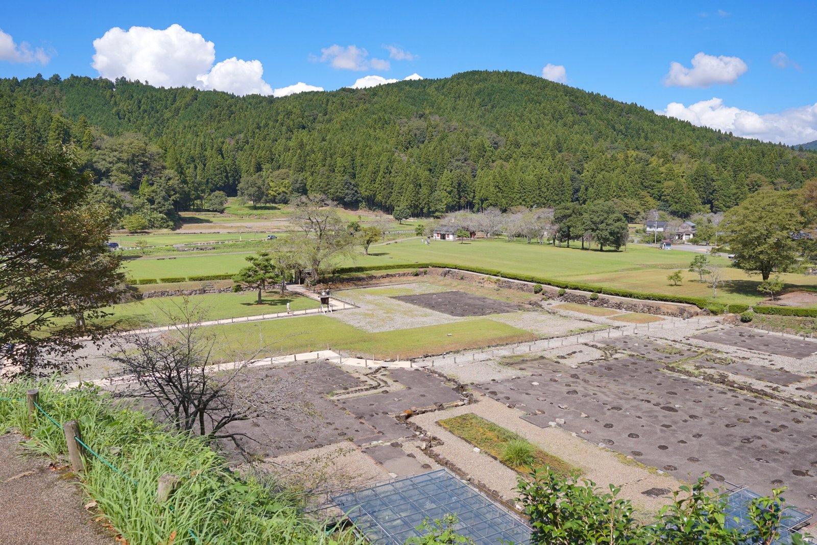 一乘谷朝倉氏遺跡的武家屋敷遺構與復原區全景
