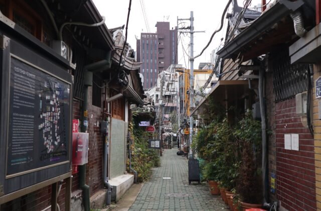 首爾益善洞韓屋村的窄巷，兩側為改建成咖啡店的韓屋建築