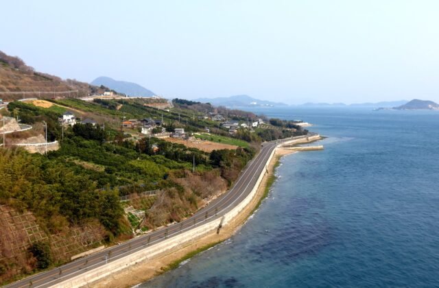 從多多羅大橋俯瞰生口島海岸與瀨戶內海