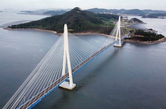 新安荏子大橋斜張橋跨越海面連接荏子島的空拍景觀
