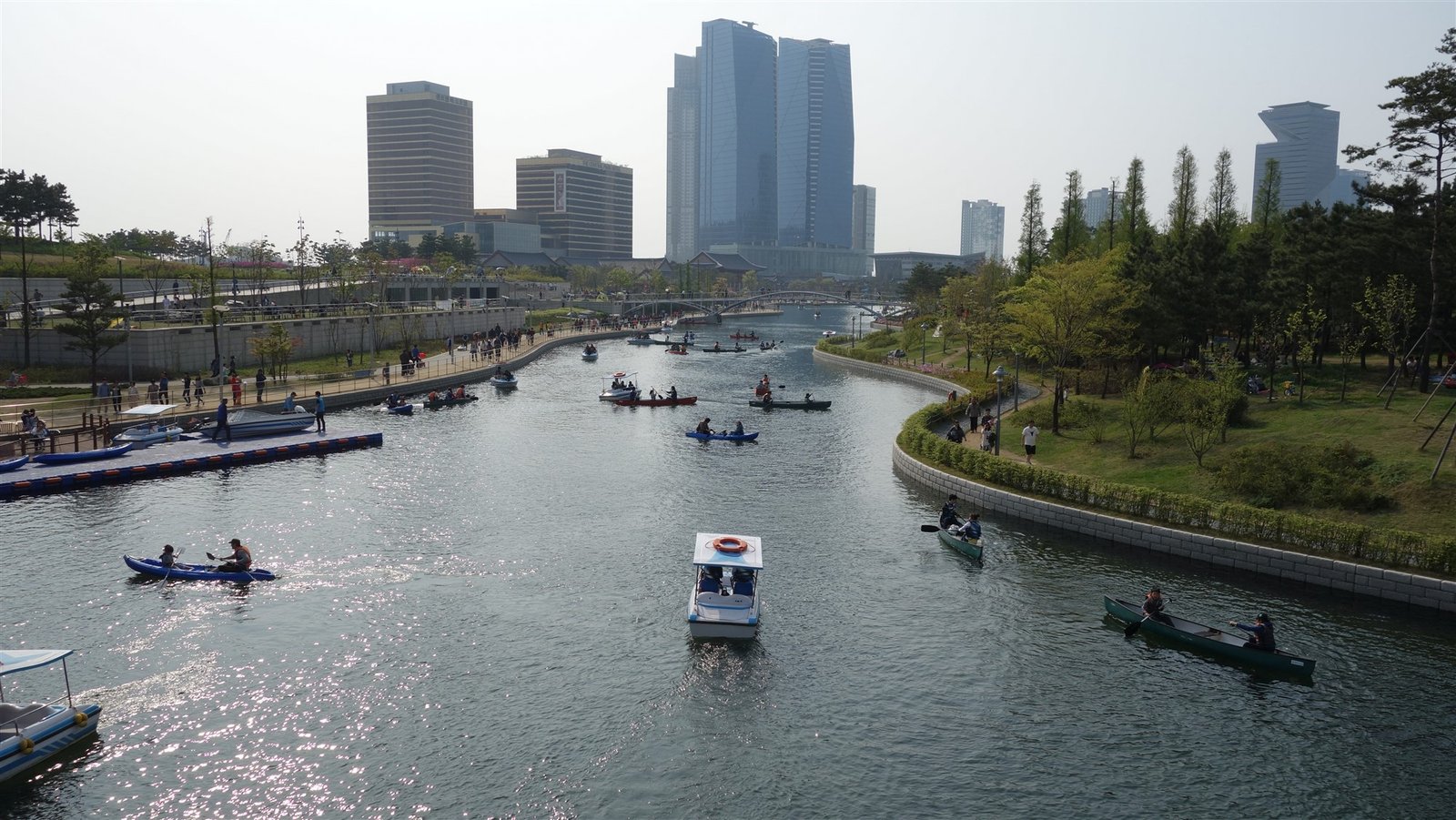 仁川松島中央公園湖面與高樓天際線