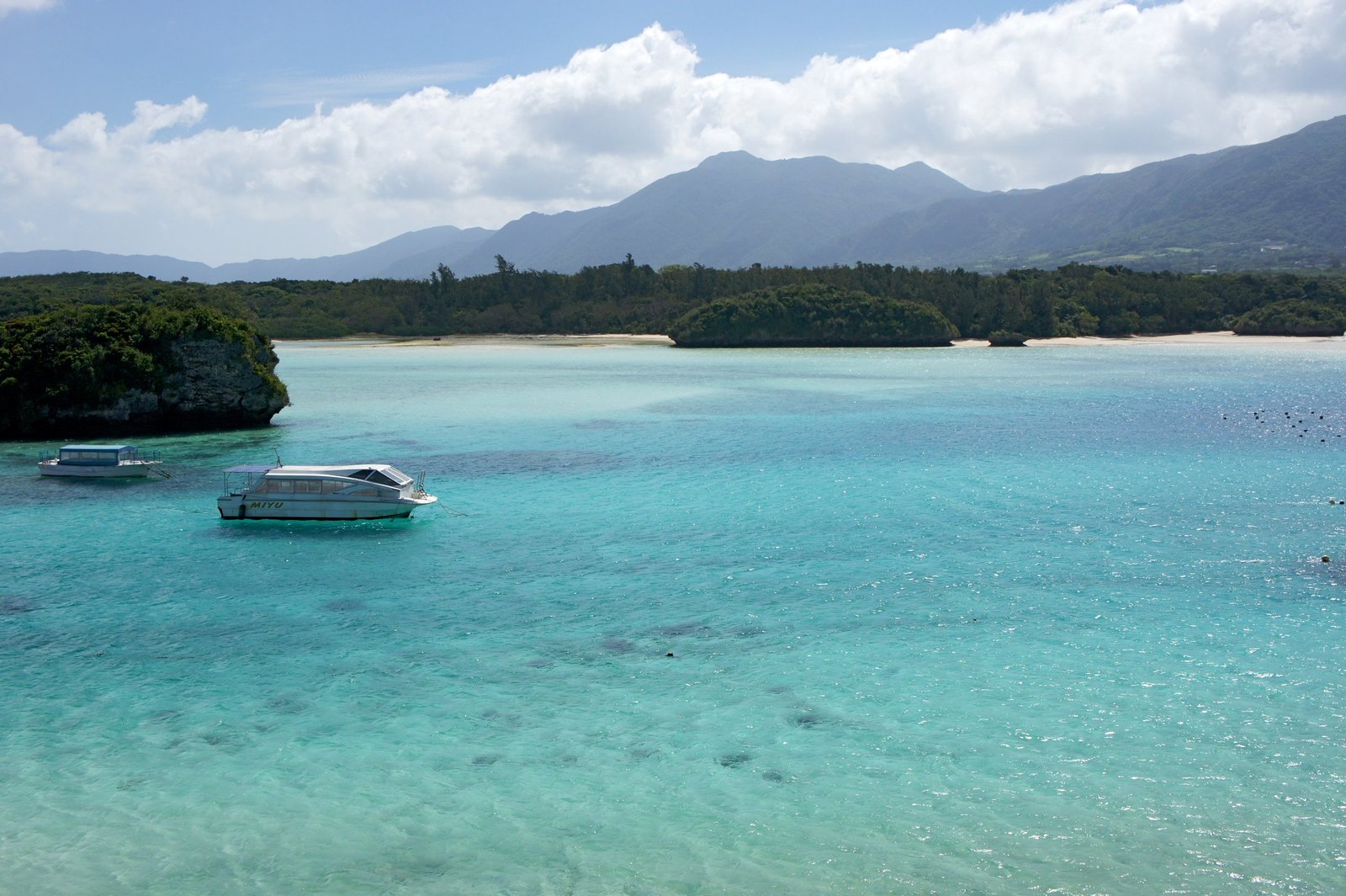 石垣島川平灣碧綠海水與玻璃底船