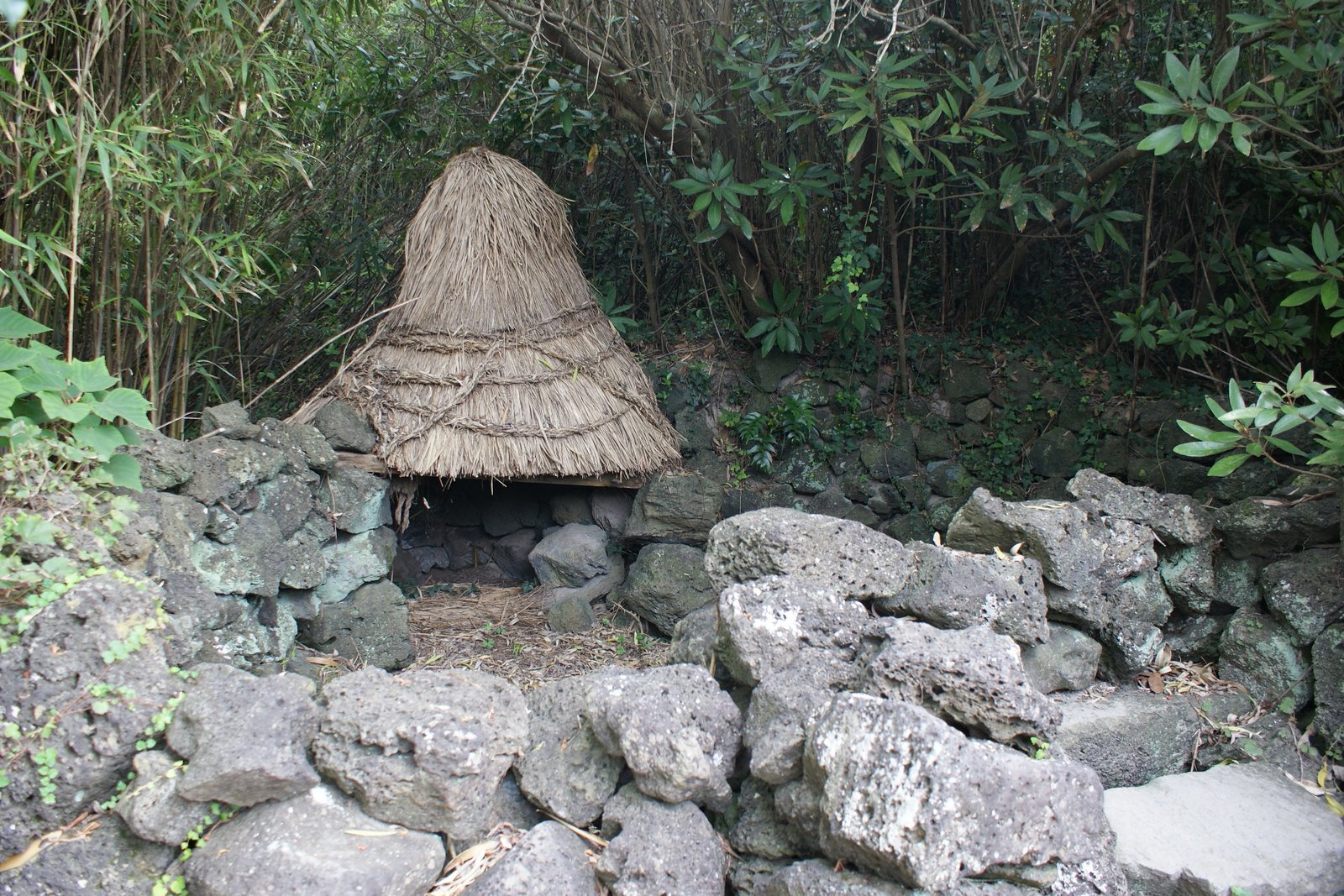 濟州民俗村內以火山石與茅草搭建的傳統豬圈廁所