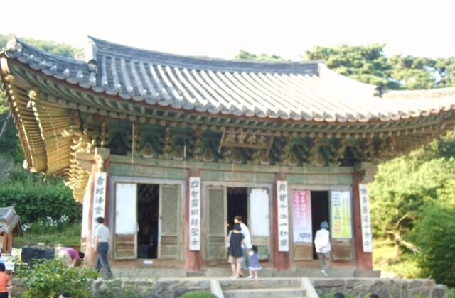 韓國江華島傳燈寺的大雄寶殿木造佛殿與彩繪屋簷