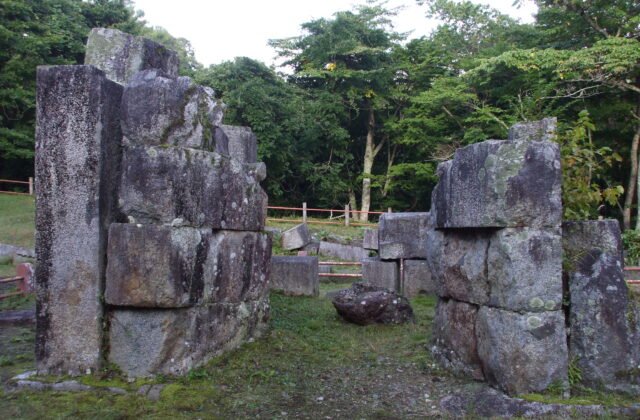 橋野鐵礦山三號高爐遺跡的石砌爐基