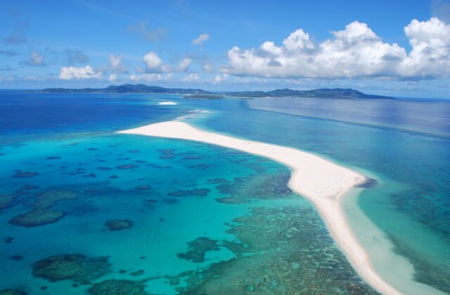 沖繩久米島外海畑之浜沙洲空拍景色