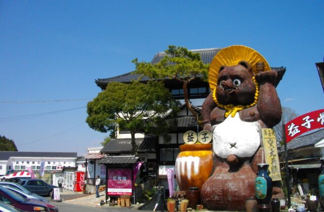 益子町益子焼販売センター入口的大型狸貓陶像