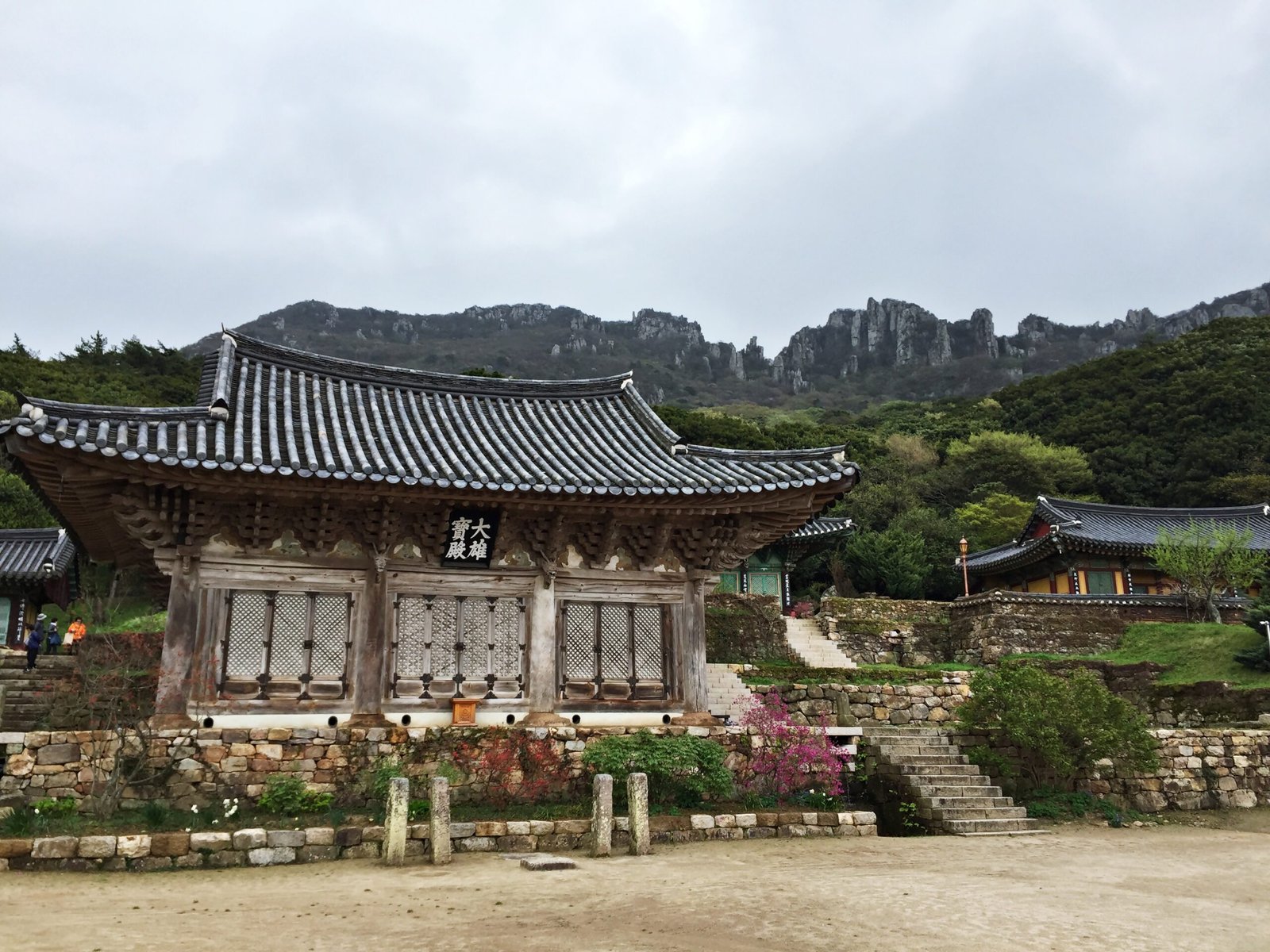 海南美黃寺大雄寶殿與背後的達摩山奇岩稜線