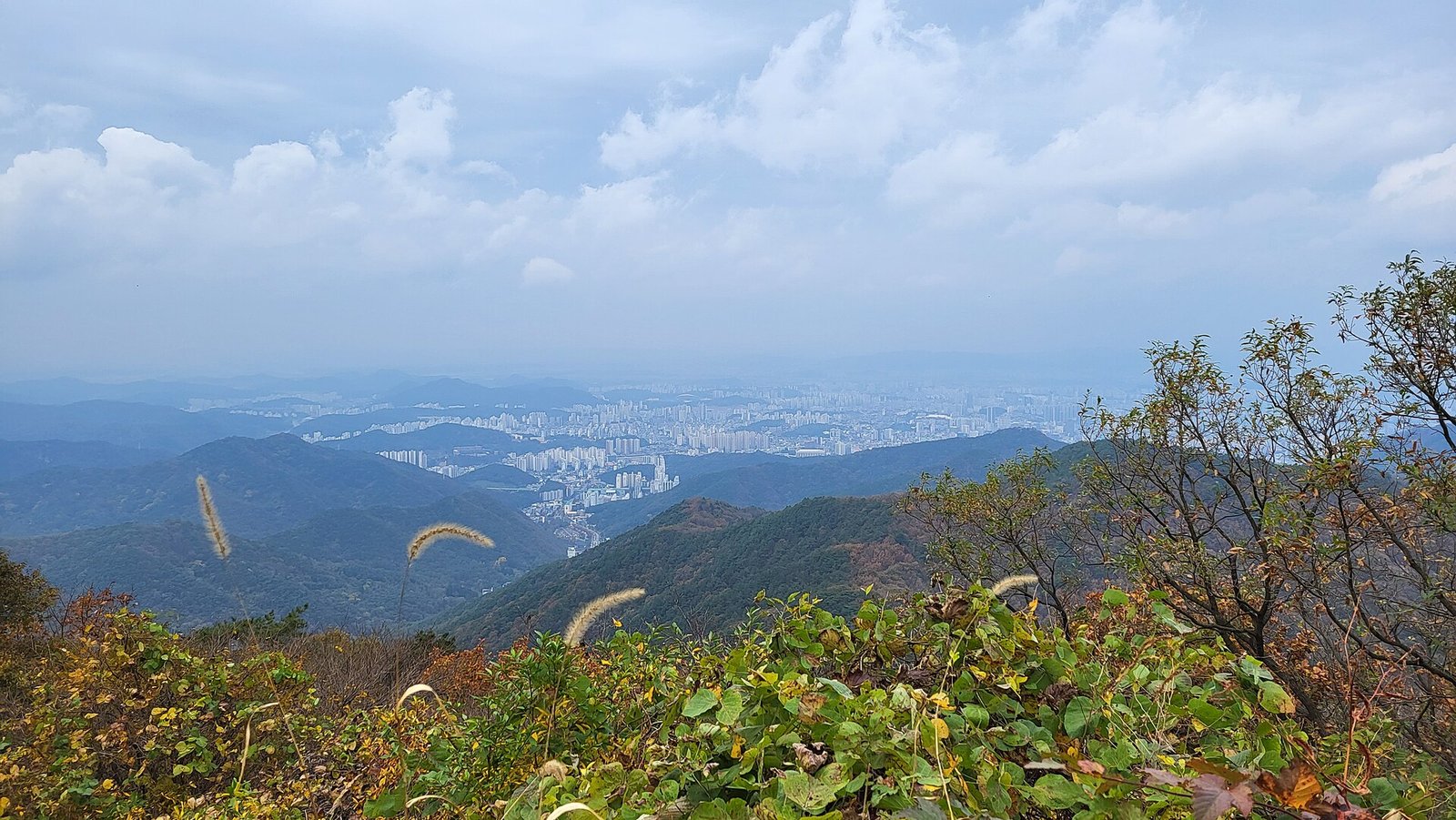 從無等山稜線遠眺光州市區的秋日景色