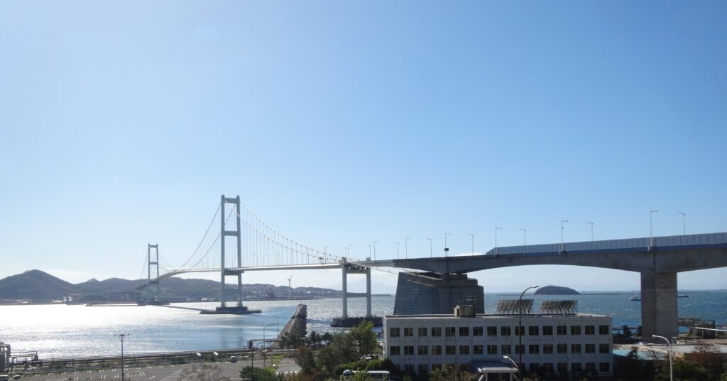 室蘭白鳥大橋橫跨港灣的吊橋景觀