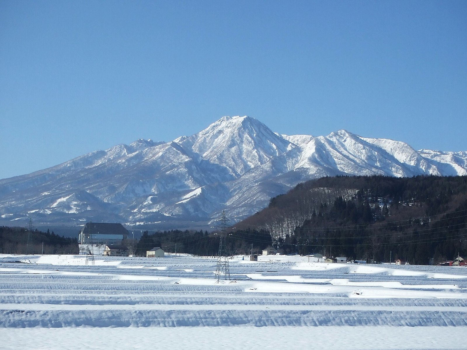 新潟縣妙高山秋季山容，可見外輪山與中央火口丘的多重山形