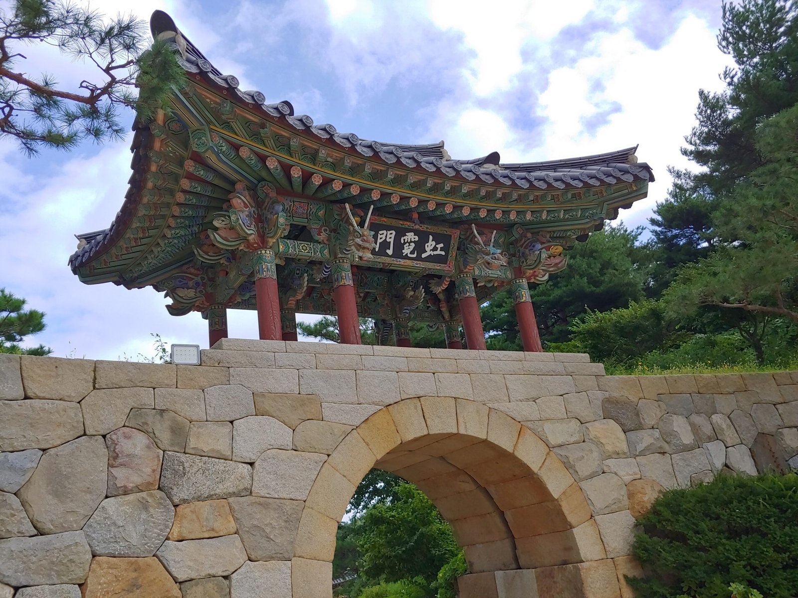 洛山寺虹霓門石造拱門與城樓