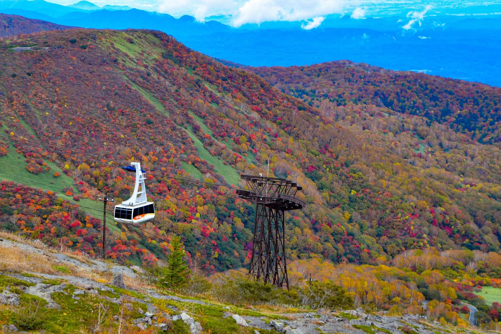 秋天紅葉中的那須纜車與茶臼岳山坡