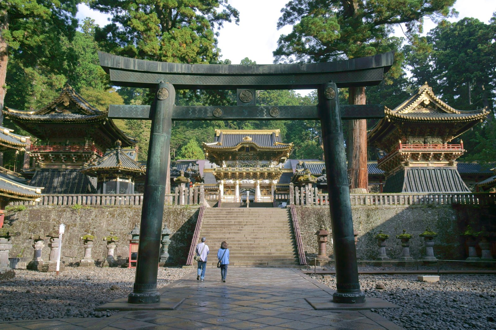 日光東照宮石鳥居與通往表門的石階參道