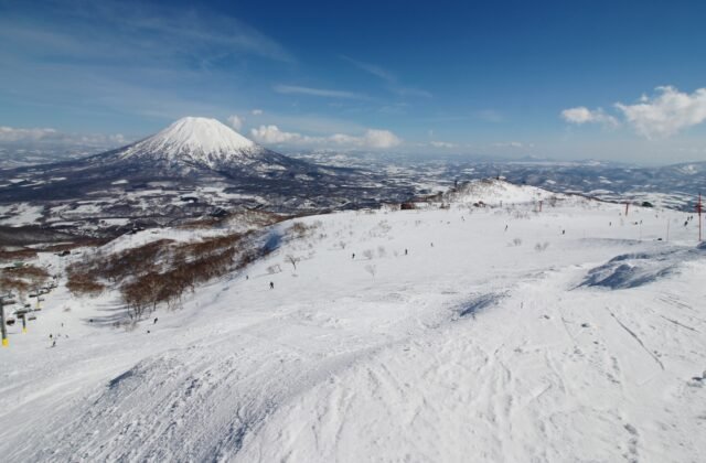 冬季從二世谷安努普利滑雪場山頂遠眺積雪的羊蹄山
