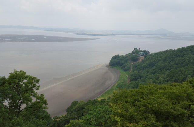 京畿道坡州烏頭山統一展望台眺望漢江與臨津江合流處