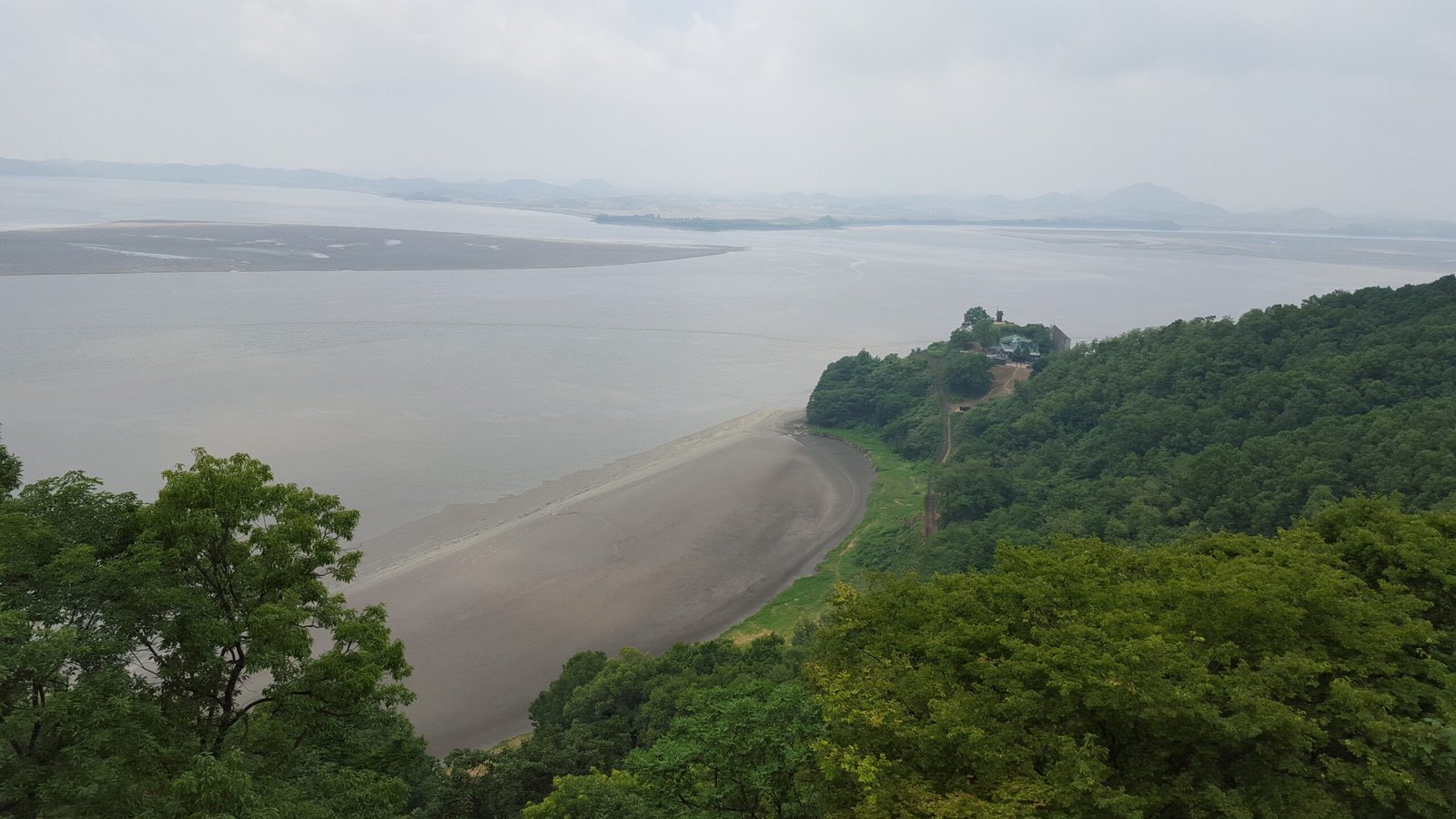 京畿道坡州烏頭山統一展望台眺望漢江與臨津江合流處