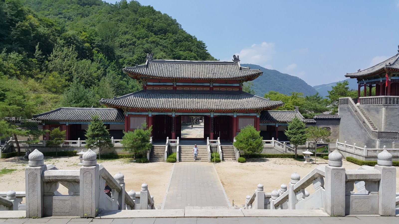 丹陽溫達觀光地入口一帶的仿古宮殿建築與石階廣場
