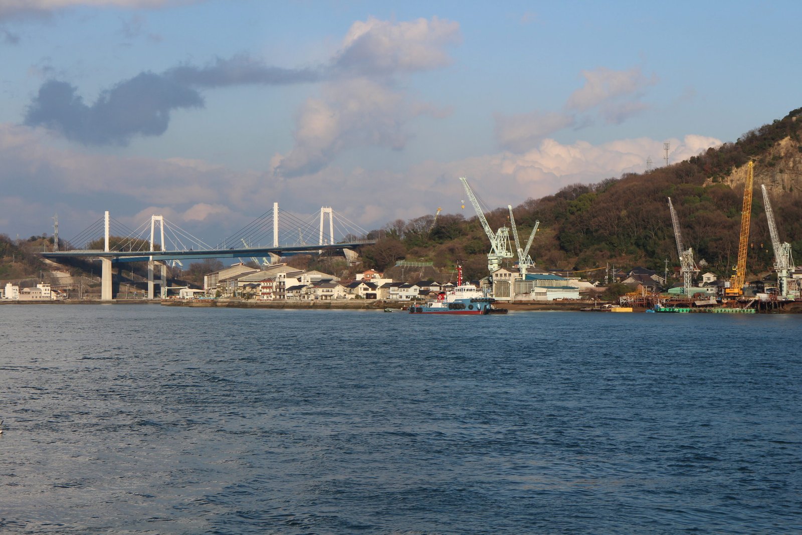 從尾道一側望向尾道水道、向島造船廠與尾道大橋