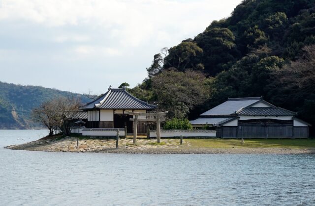 兵庫縣赤穗市坂越,面向生島水岸的神社鳥居與社殿建築