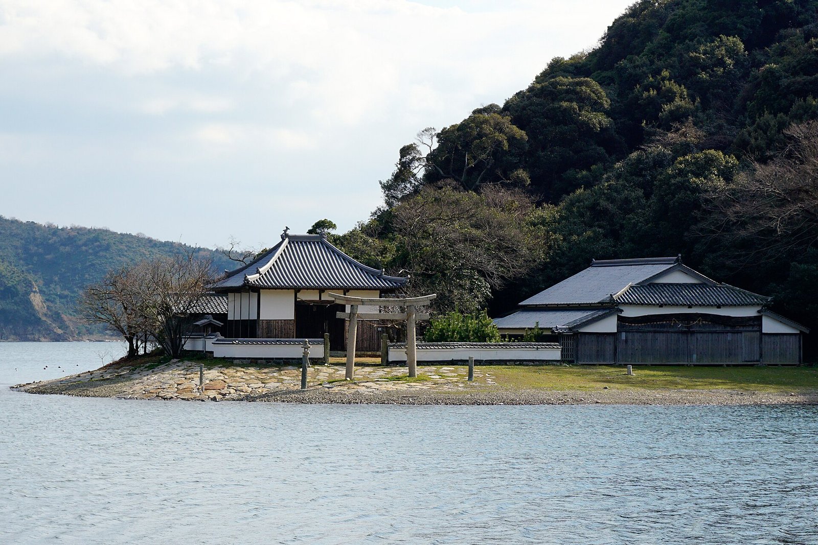 兵庫縣赤穗市坂越，面向生島水岸的神社鳥居與社殿建築