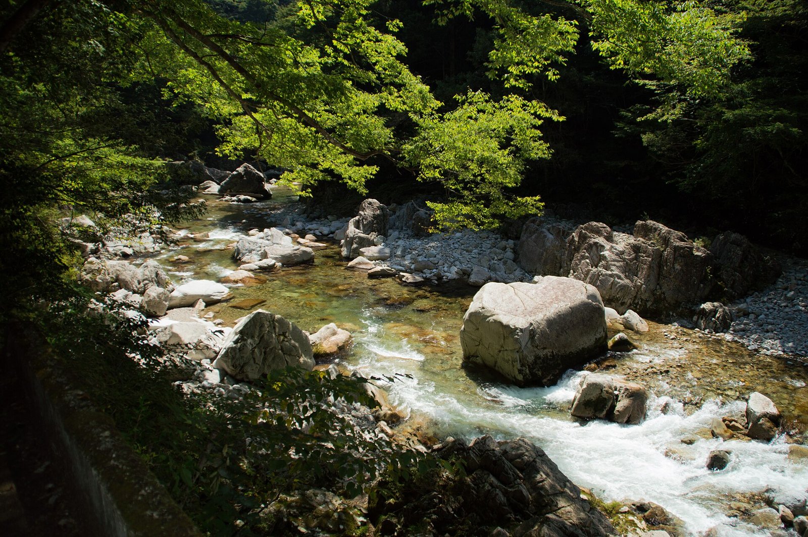 三段峽溪谷景色，溪水與岩壁交織的峽谷風光