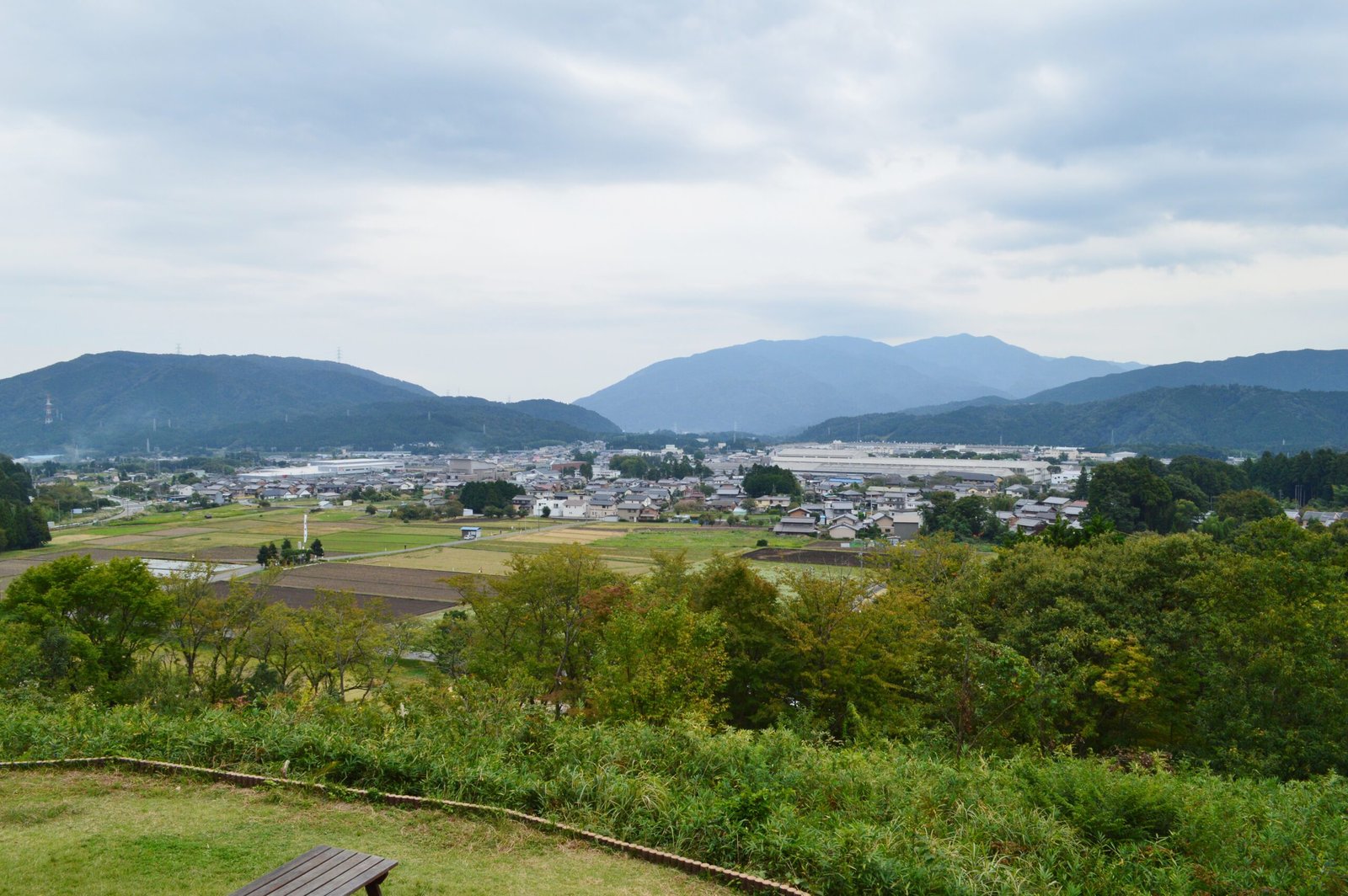 從笹尾山石田三成陣跡眺望關原古戰場與遠方山稜