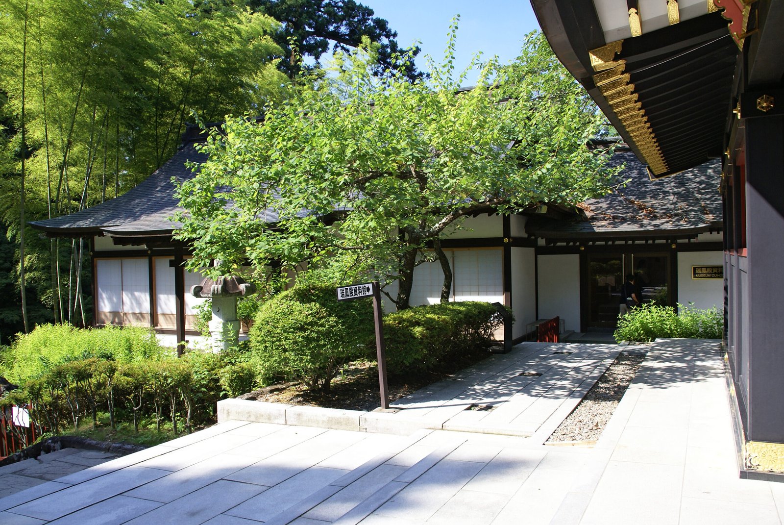 仙台瑞鳳殿境內的木造建築與庭園綠意