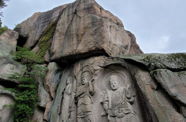 釜山石佛寺岩壁上的大型佛像與四天王浮雕